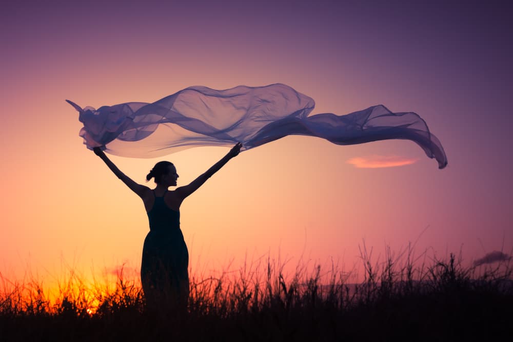 Urano también representa nuestra necesidad de sentirnos libres de toda atadura a la responsabilidad, para progresar más allá de las limitaciones hacia una nueva dimensión y realidad. Es intuición, invención y ruptura idealista.
<br>