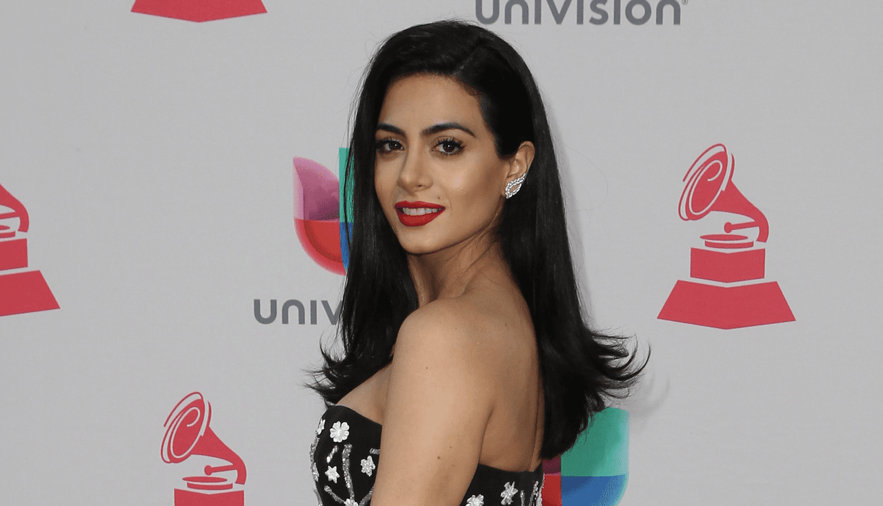 Emeraude Toubia, novia de Prince Royce, con el pelo ladeado y con las puntas peinadas hacia afuera, una de las tendencias capilares de la noche. Los labios rojos fueron una excepción.