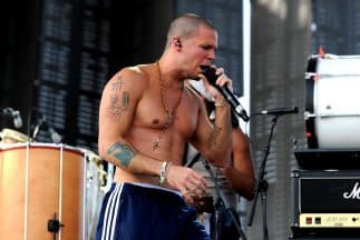 El seguidor de René quería abrazarlo por la espalda, pero el puertorriqueño respondió con un golpe y le dio con el puño cerrado al pobre fanático.