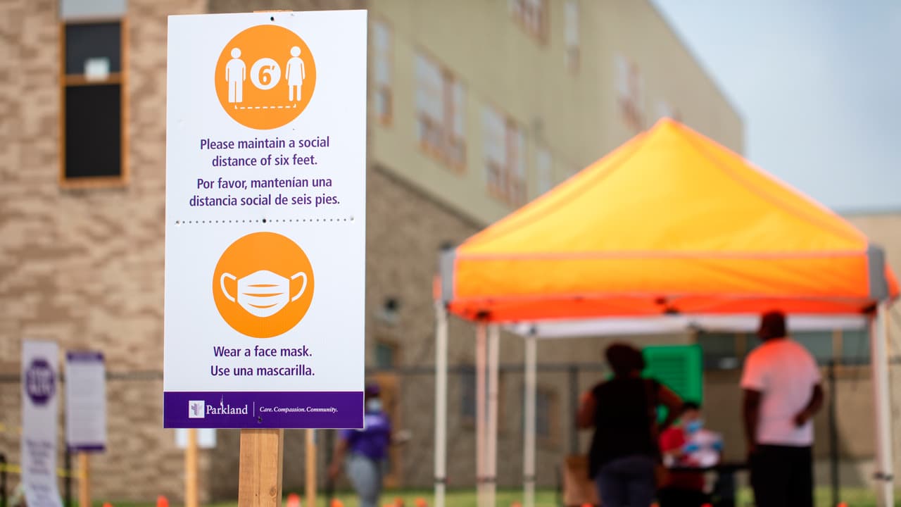 Algunas escuelas del condado de Dallas han servido como centros de pruebas de coronavirus mientras las clases se desarrollan de forma remota.