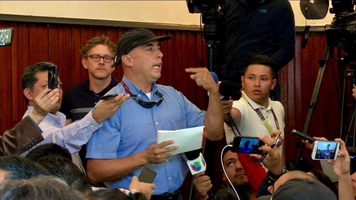 Intervención del empleado de Protección Civil Remigio Almaraz en medio de la rueda de prensa.