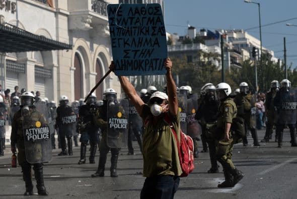 Movilizados con lemas como "Abajo el Gobierno y la troika" y "Cuando la tiranía está institucionalizada, la resistencia es un deber", los manifestantes, algunos con banderas españolas y portuguesas, recorrieron las avenidas principales de Atenas hasta la sede del Parlamento, en la emblemática plaza Syntagma.