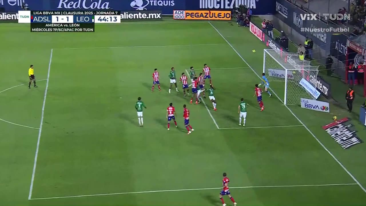 ¡El toque de James es impecable! El poste salva al Atlético San Luis