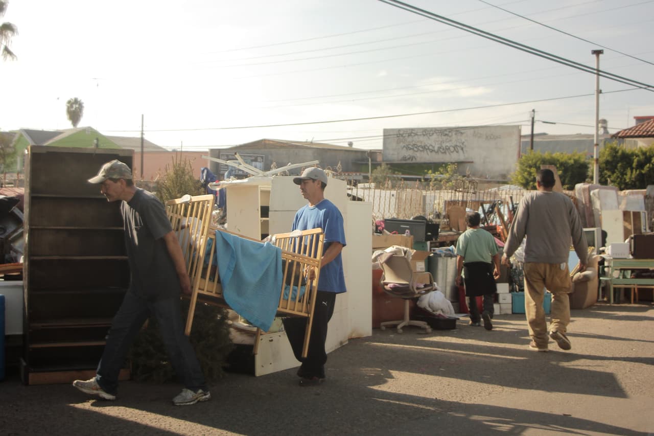Hasta con la cuna tuvieron que cargar por el desalojo.