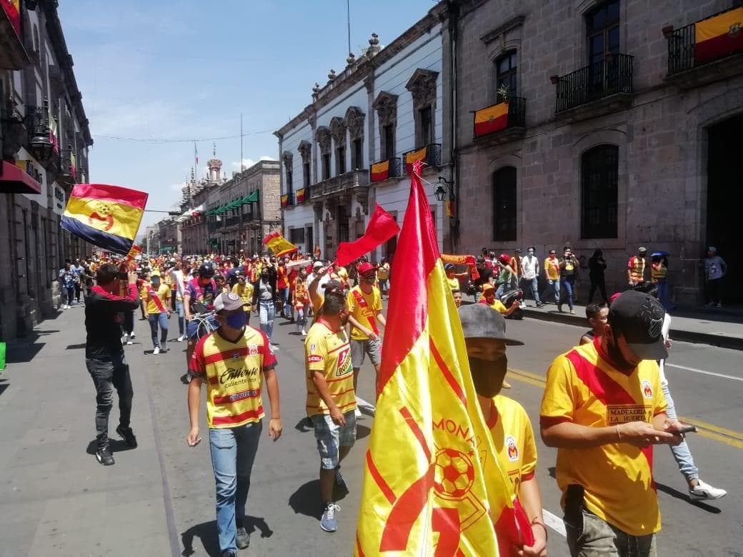 Por las calles del centro de Morelia, decenas de aficionados de Monarcas marcharon para protestar por un posible cambio de sede del equipo.