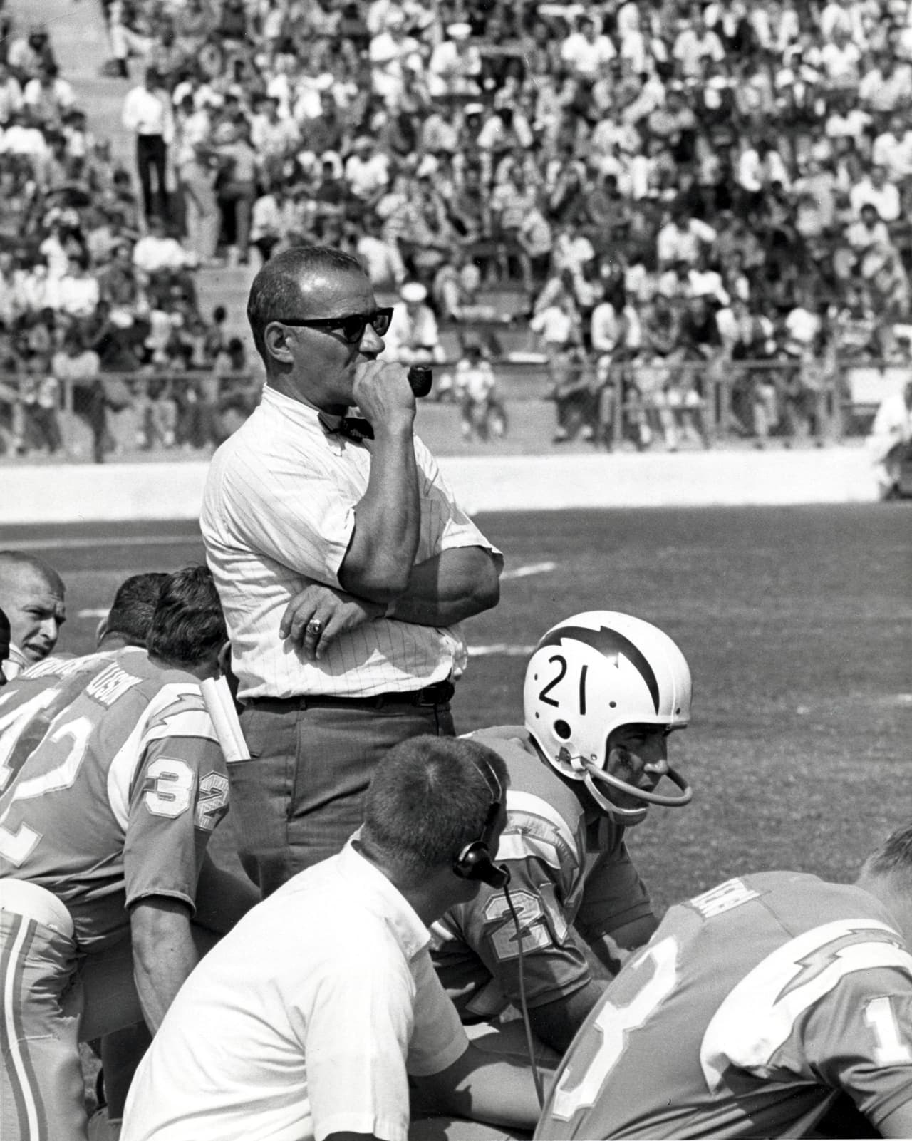 En 1960 la naciente Liga Americana tuvo una franquicia en la ciudad de Los Angeles llamada los Chargers. Fue un conjunto dirigido por el genio ofensivo Sid Gillman que llevó al equipo a marca de 10 – 4 y luego a perder el primer Campeonato de la AFL 24 – 16 con los Houston Oilers. Al año siguiente los Chargers se mudaron a San Diego.
