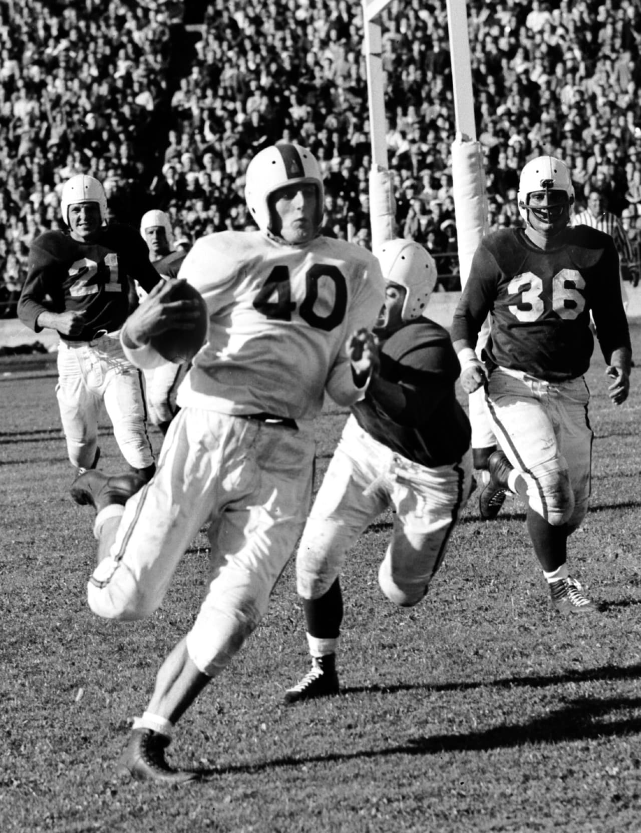 Los Rams fueron fundados en 1936 pero en la ciudad de Cleveland donde jugaron hasta 1945, temporada en la que ganaron el Campeonato de la NFL. A partir de 1946, hace 70 años, se mudaron a Los Angeles.