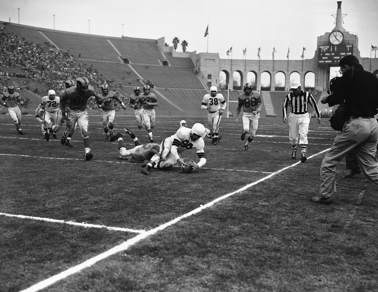 En 1951 ganaron su primer Campeonato de la NFL cuando le ganaron el partido por el título a los Cleveland Browns 24 – 17, encuentro celebrado en el Memorial Coliseum. Fue una victoria heroica para los Rams sobre el equipo del legendario quarterback Otto Graham.