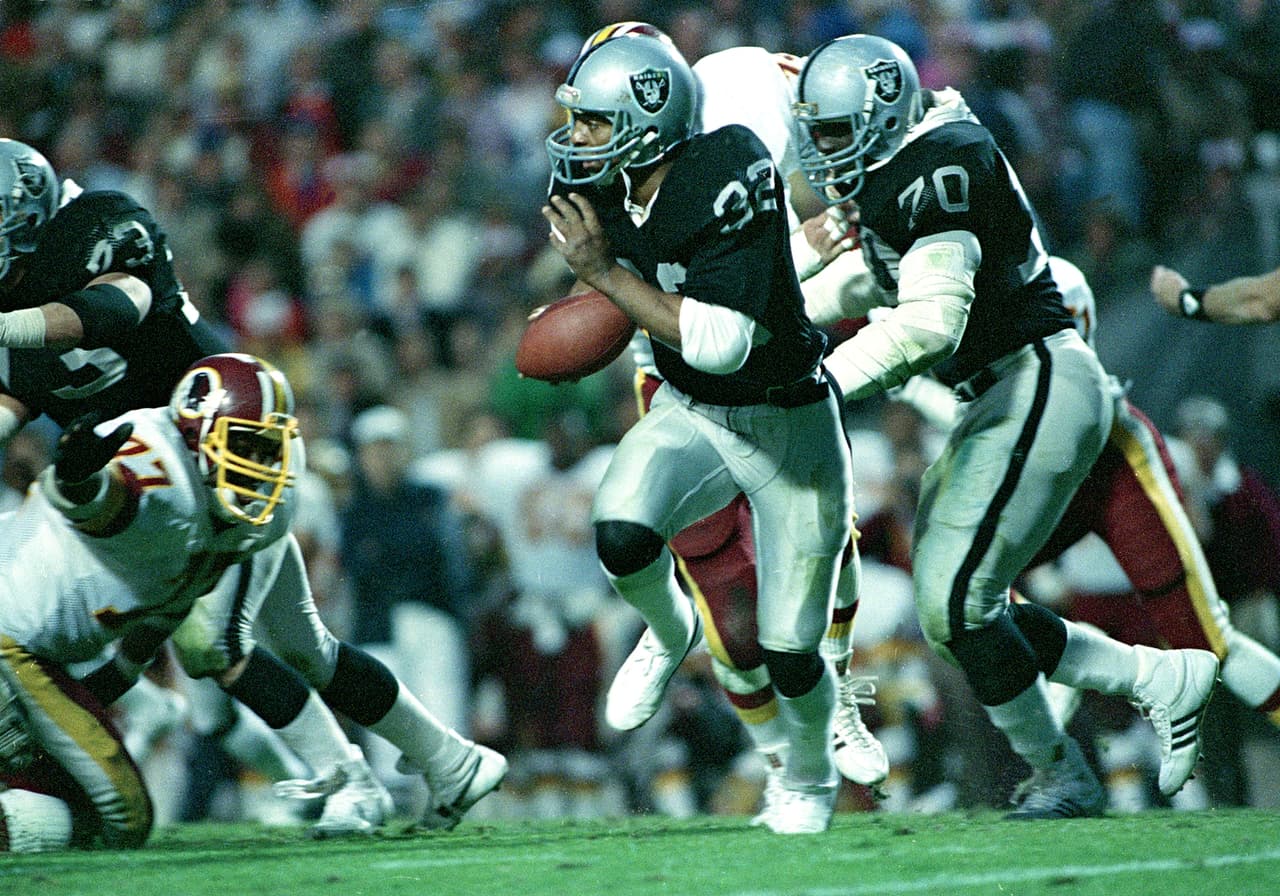 En 1982 por decisión de Al Davis, los Raiders se mudaron a Los Angeles en busca de un estadio de mayor capacidad como lo era el Memorial Coliseum. Fueron capaces de ganar un Super Bowl, el XVIII sobre los Washington Redskins, pero en 1994 regresaron a Oakland.