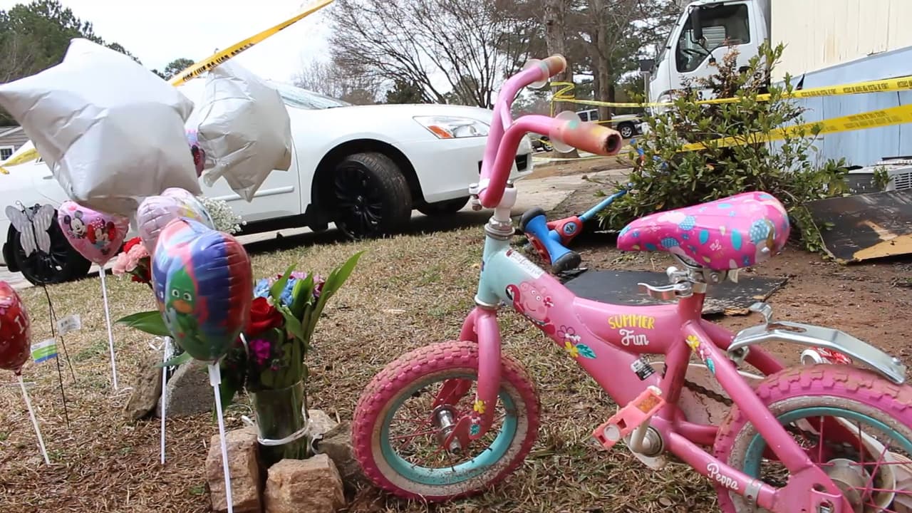 Afuera de la casa donde ocurrió el incendio levantaron un altar con flores, globos y los juguetes de las niñas.
