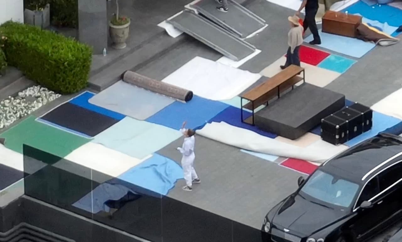 JLo dando instrucciones a los empleados.