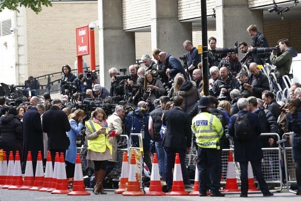 La prensa afuera del hospital.