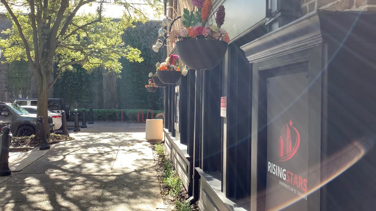 El programa Rising Stars de University of St. Thomas ofrece a los estudiantes una serie de beneficios como la educación universitaria asequible, experiencia en la práctica, crecimiento profesional y nuevas oportunidades.