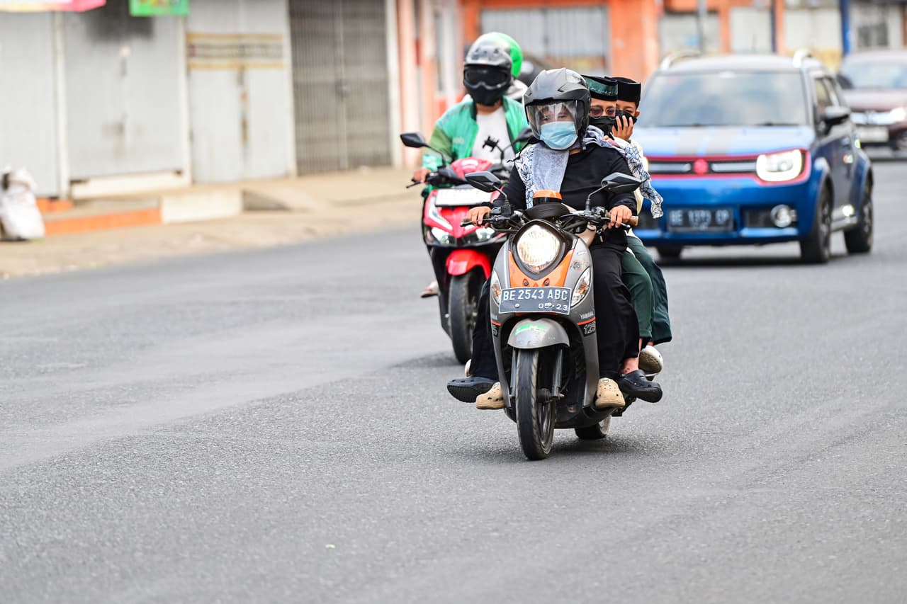 Los motociclistas usan mascarillas para proteger sus vías respiratorias tras la caída de ceniza provocada por la erupción del monte Anak Krakatau en Bandar Lampung, Indonesia, el domingo 6 de septiembre de 2026.