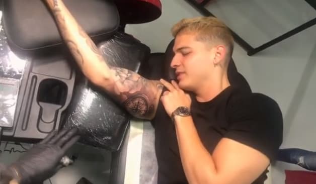 El 5 de diciembre de 2018 compartió otro video donde muestra el proceso de tatuado en uno de sus bíceps, en donde se puso una brújula.
<br>