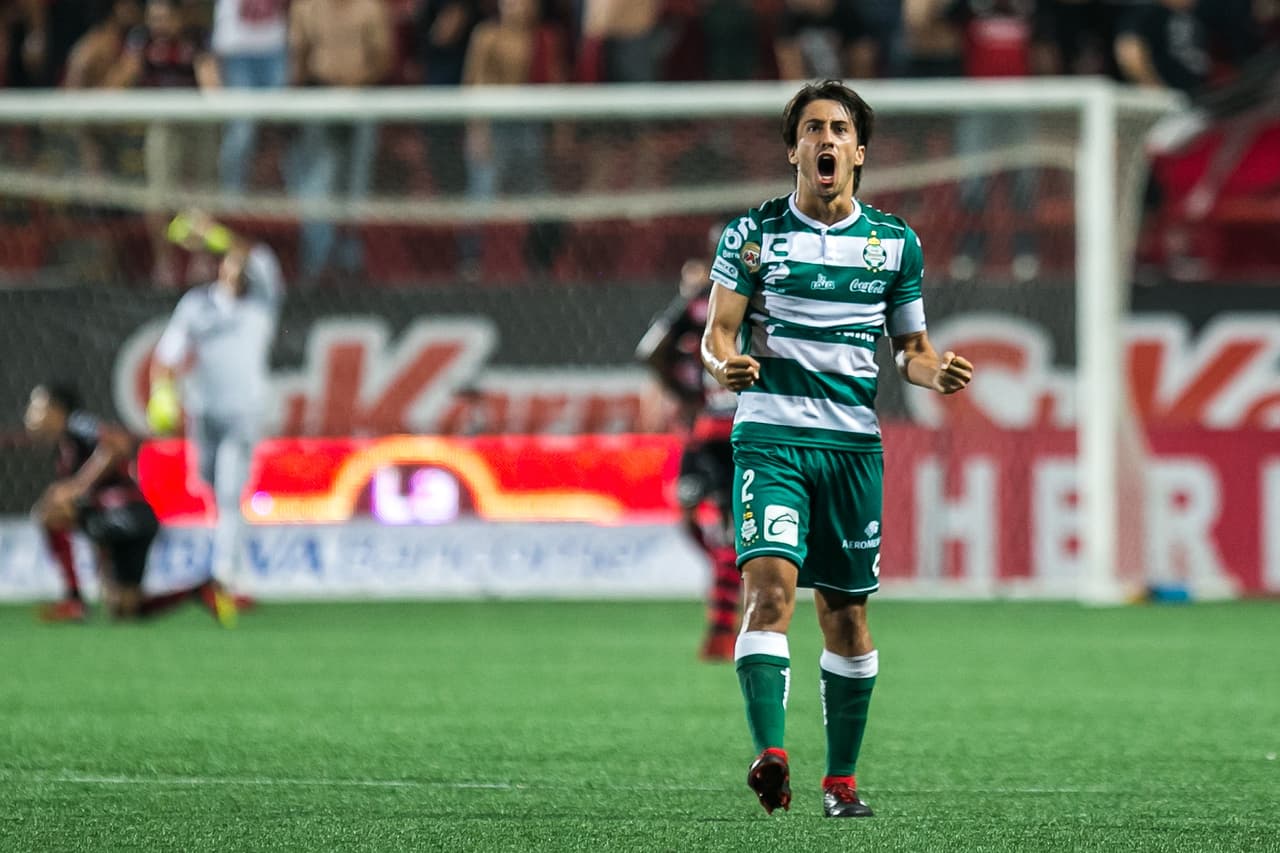 Con 24 años, José Abella ha tenido un crecimiento en Santos Laguna como lateral derecho desde su debut en 2012, además de un buen paso por inferiores en México.
