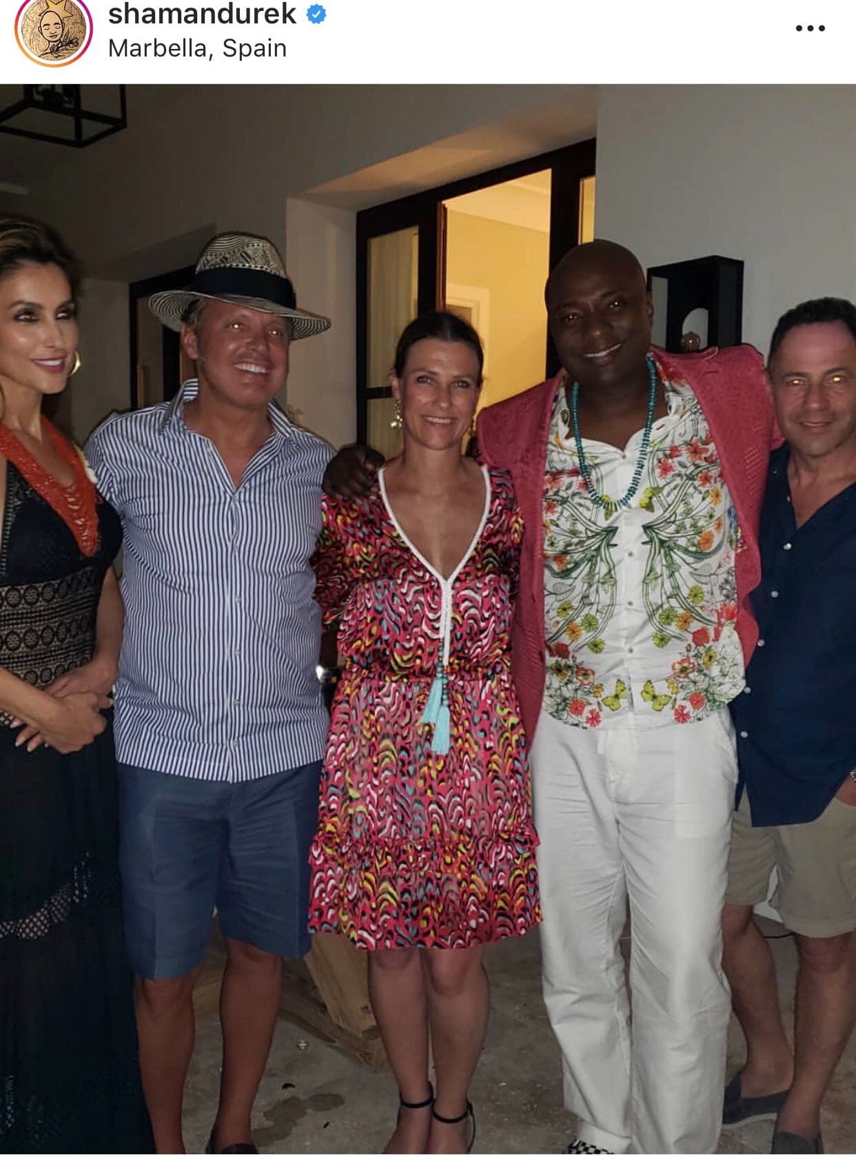 En la isla, Märtha Louise y Durek coincidieron con el cantante mexicano
<b><a href="https://www.univision.com/local/chicago-wgbo/la-vez-que-la-chilindrina-y-luis-miguel-tuvieron-una-escapada-romantica-en-un-yate-en-acapulco-video"> Luis Miguel</a></b>. Fue el propio chamán quien compartió una imagen con él en su 
<b><a href="https://www.instagram.com/p/B1F3QZJAdty/" target="_blank">cuenta de Instagram.</a></b>