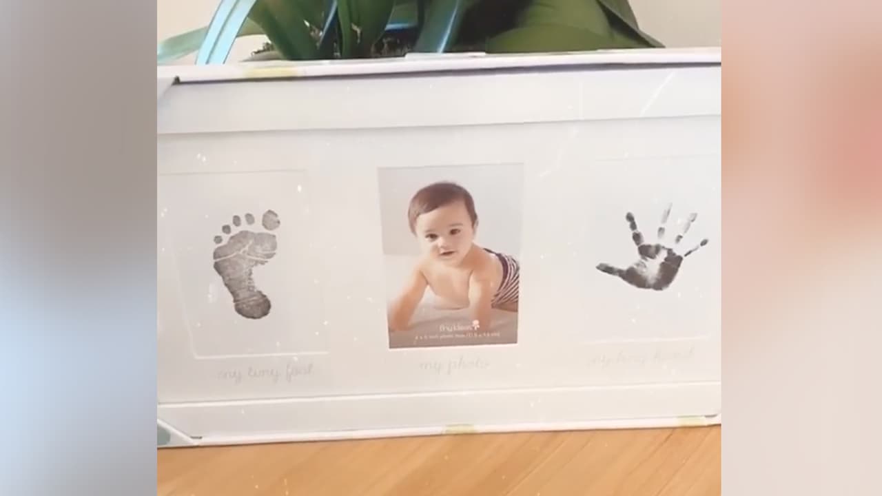 Este fue un regalo que recibieron de parte de una colega de la presentadora. Allí pondrán las huellas de la bebé y su primera fotografía.