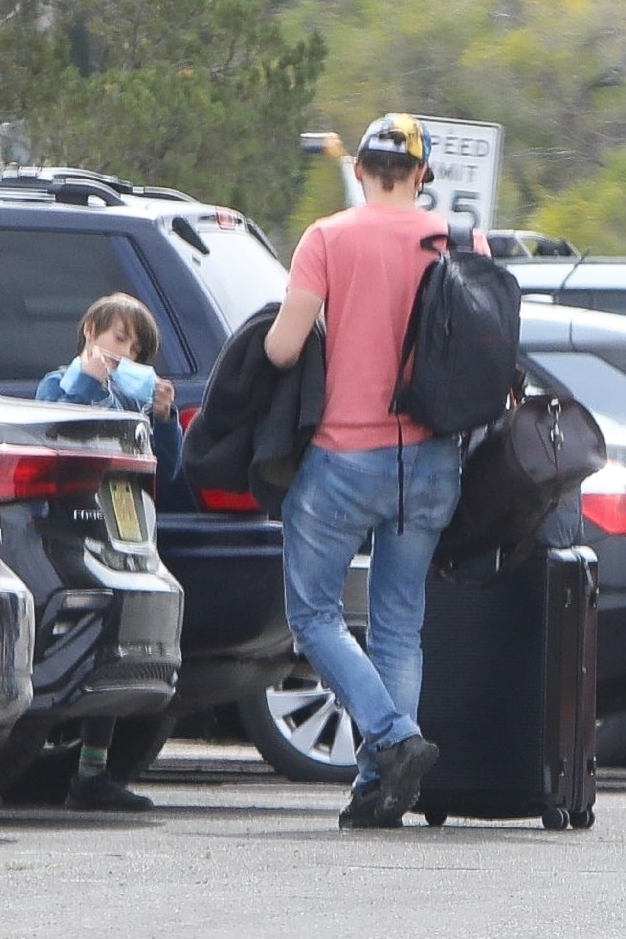 En 
<b>Despierta América</b>, este martes 26 se informó que de acuerdo con las investigaciones, David Halls, el asistente de dirección de la película quien le 
<b><a href="https://www.univision.com/shows/despierta-america/el-hombre-que-habria-entregado-el-arma-a-alec-baldwin-tuvo-un-incidente-similar-en-2019-video" target="_blank">habría entregado el arma</a></b> cargada a Alec Baldwin, ya había sido despedido de otra filmación por una accidente similar en 2019. 
<br>