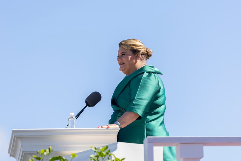 En su primer mensaje al pueblo, "de corazón", expresó felicidad y gratitud porque "Dios nos regala el viento, el sol, la alegría, el amor y la oportunidad de compartir con ustedes un nuevo año... Un nuevo año de retos, 
<b><a href="https://www.univision.com/local/puerto-rico-wlii/jenniffer-gonzalez-lamenta-la-crisis-en-venezuela-y-respalda-a-lider-opositor" target="_blank">un nuevo año de mucha emoción</a></b>, un nuevo año donde redoblo mi fe inquebrantable en que 
<b>construyamos un Puerto Rico mejor</b>".