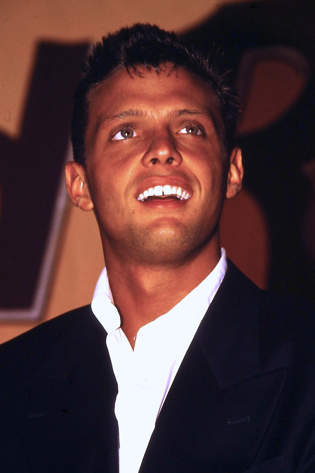 A lo largo de los 90, Luis Miguel siguió conquistando la escena musical con producciones como ‘Romance’, ‘Aries’, ‘Segundo Romance’ y ‘Amarte es un placer’.