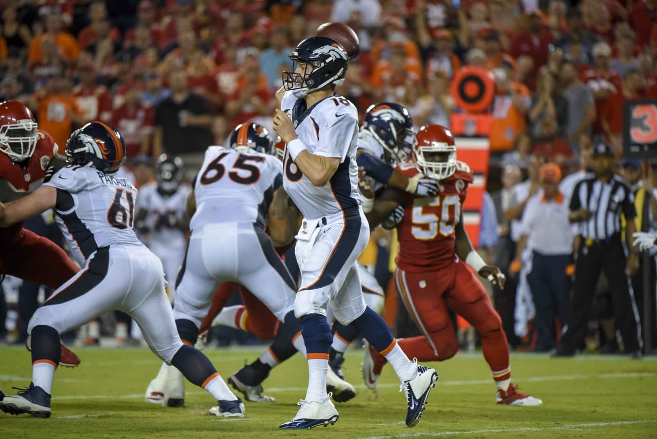 Peyton Manning lanzó tres pases de touchdown y los Broncos vinieron de atrás para vencer 31-24 a los Chiefs