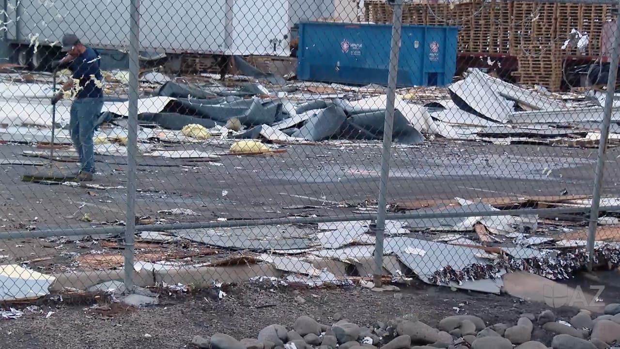 Mientras tanto los esfuerzos de limpieza de escombros dejados por la tormenta en las zonas afectadas continúan.