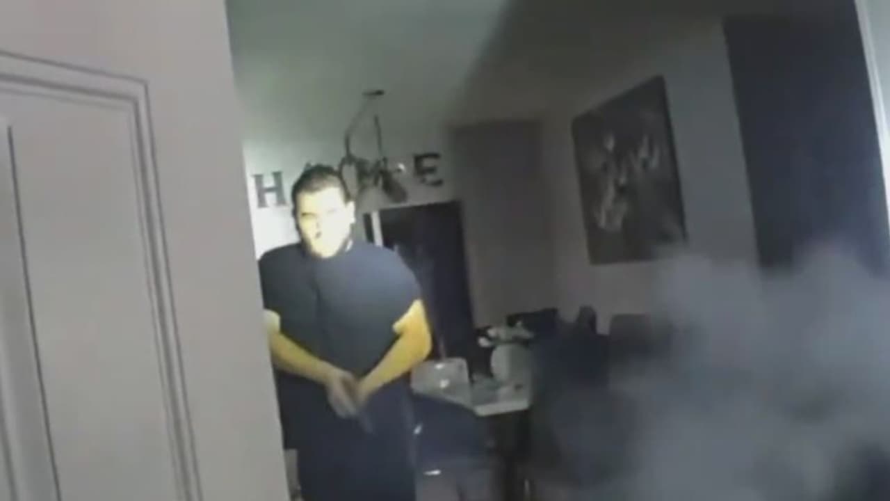 Revelan imágenes de cámara de policía en allanamiento en el que murió un hombre
