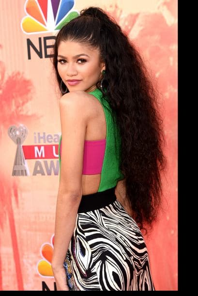 Zendaya deshizo sus trenzas para lucir su abundante melena y muy colorido modelito.