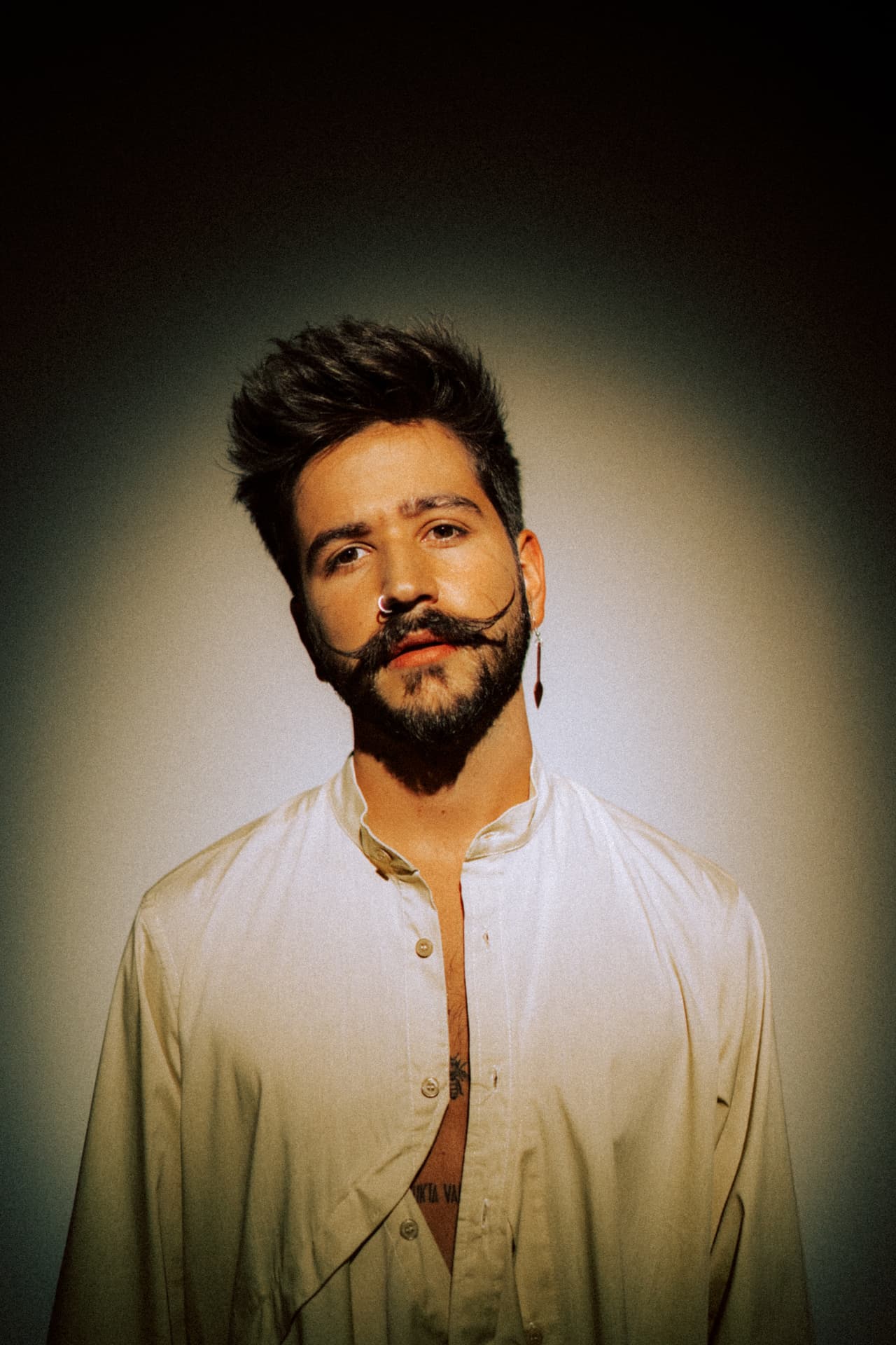 <b>Camilo</b> se une a la lista de los artistas que estarán presentes en el escenario de la edición 22 de Latin GRAMMY. El colombiano, quien goza el éxito de su nuevo sencillo ‘Índigo’, está nominado en 10 de las 53 categorías que se premiarán este año, y es el artista con más menciones, entre ellas 
<b>Álbum del Año</b>.