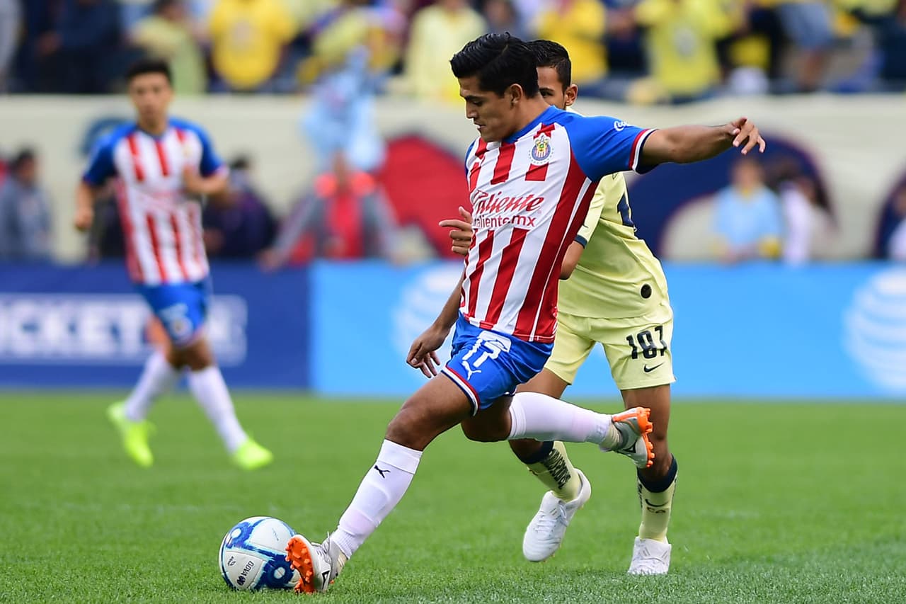 Jesús Enrique Sánchez dispara a gol pese a la marca del canterano Israel García, el tiro no prospera.