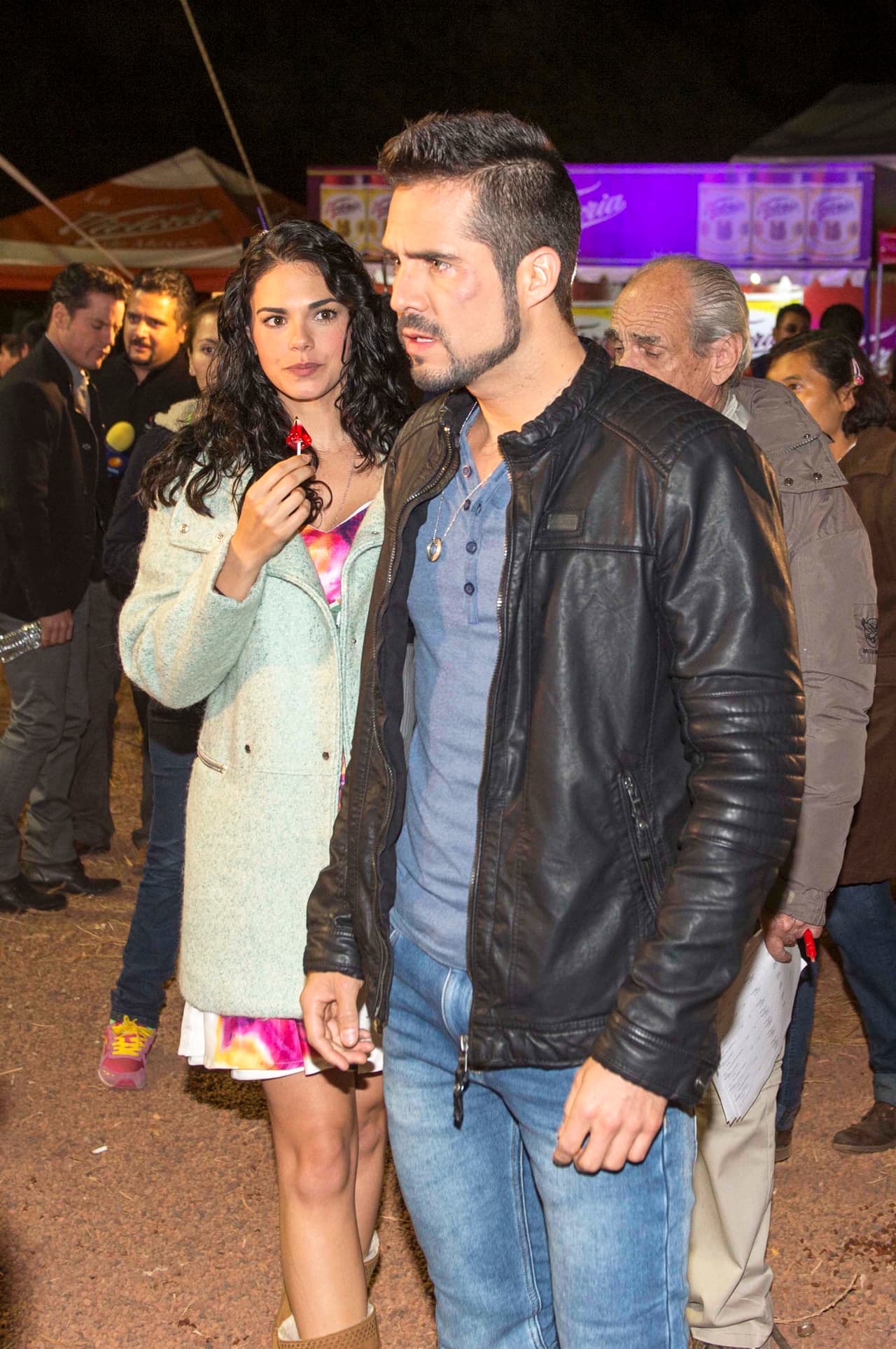 Es tremenda. Y José Ron no se queda atrás.