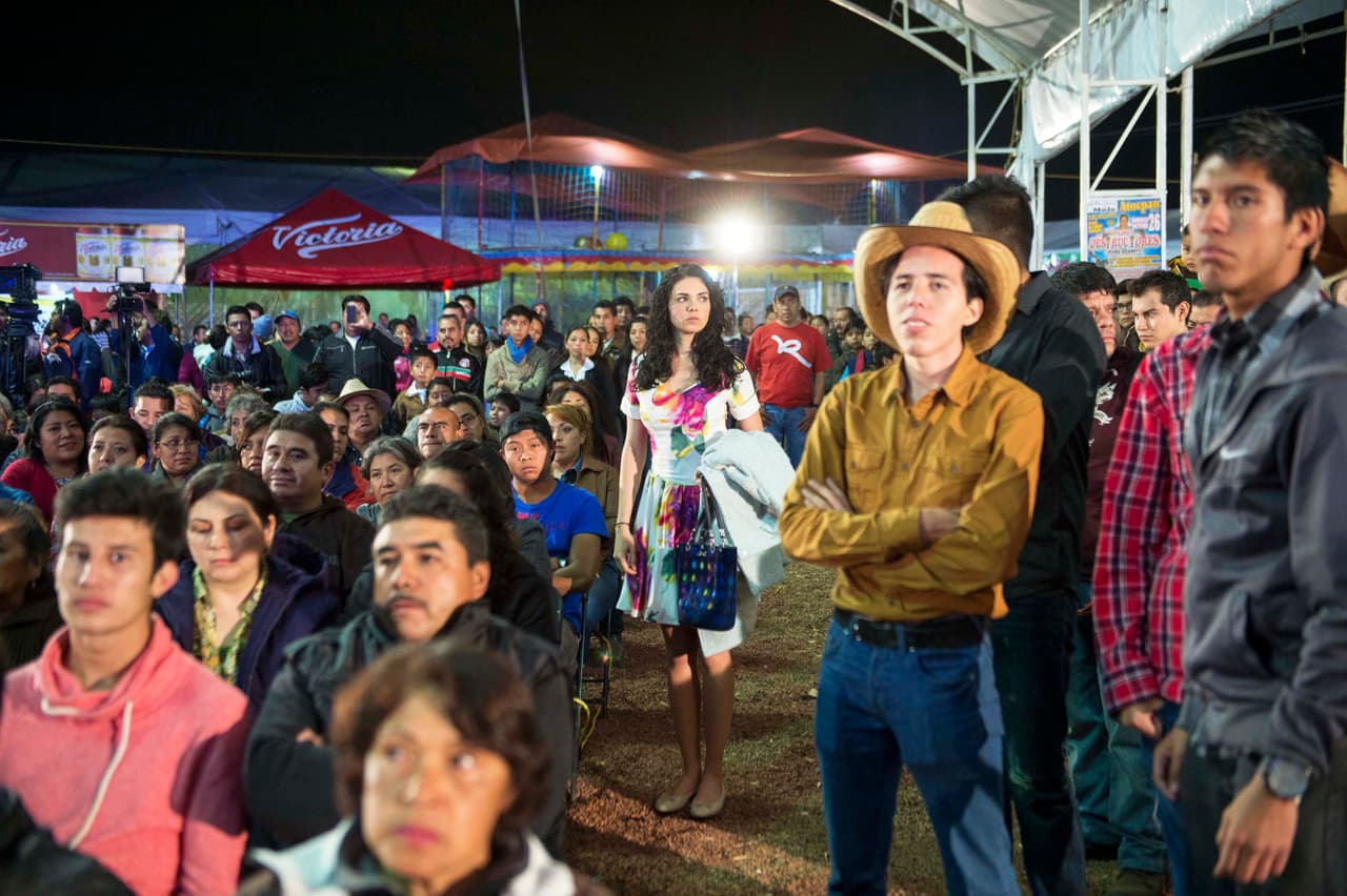 Los personajes de Livia Brito y José Ron disfrutaron de lo lindo en la feria del pueblo.