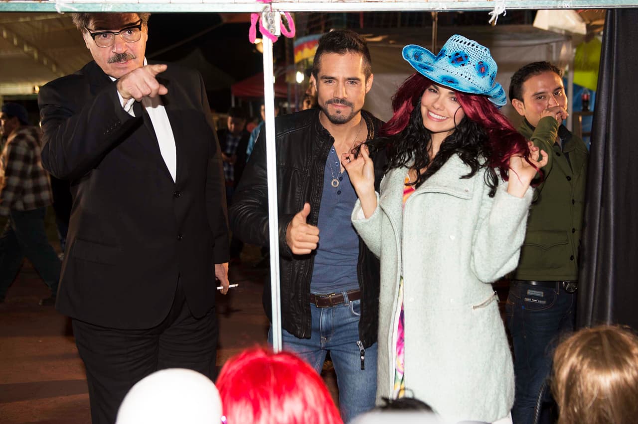 Su carisma llena de luz los sets de grabación y nuestras pantallas.