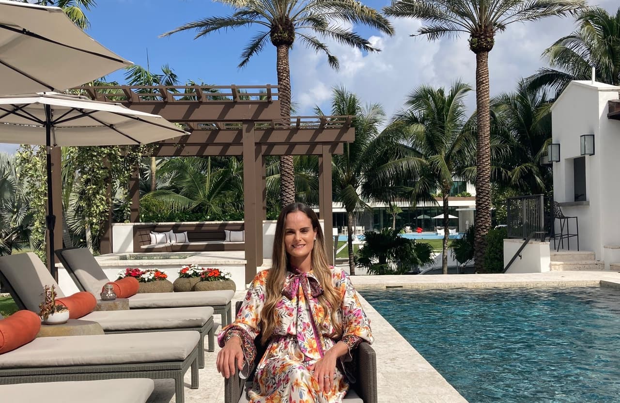 Melissa Medina, la presidenta de eMerge Americas, una conferencia anual de tecnología en Miami, disfrutando de día soleado en el jardín de su casa.