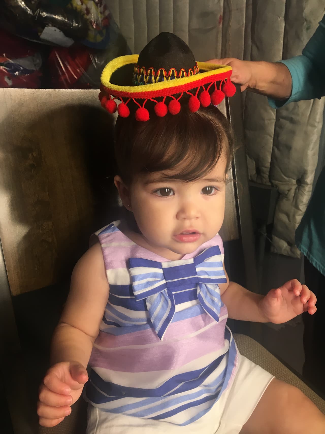 Con estos ojitos tan tiernos y este bello outfit, quién no la llenaría de besos.