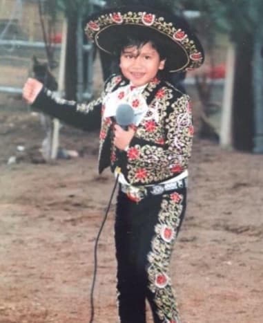 Al igual que Miguel Rivera, Anthony Gonzalez soñó desde muy niño con brillar en la música, y a pesar de sus raíces guatemaltecas, la música de mariachi siempre ha estado presente en su vida.