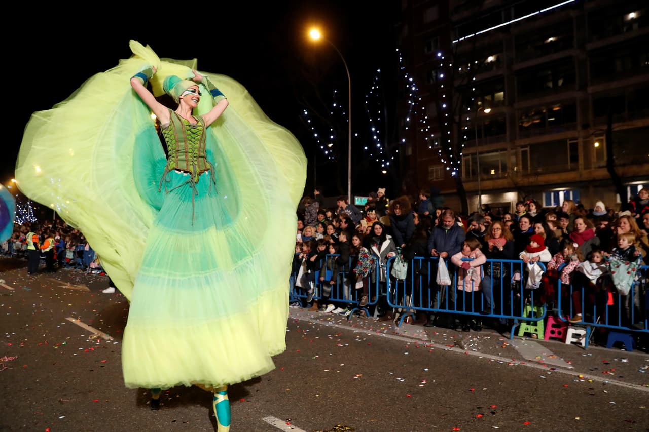 En el desfile participaron miles de personas y tuvo como inspiración el poder transformador de las artes y todas sus disciplinas en la sociedad.