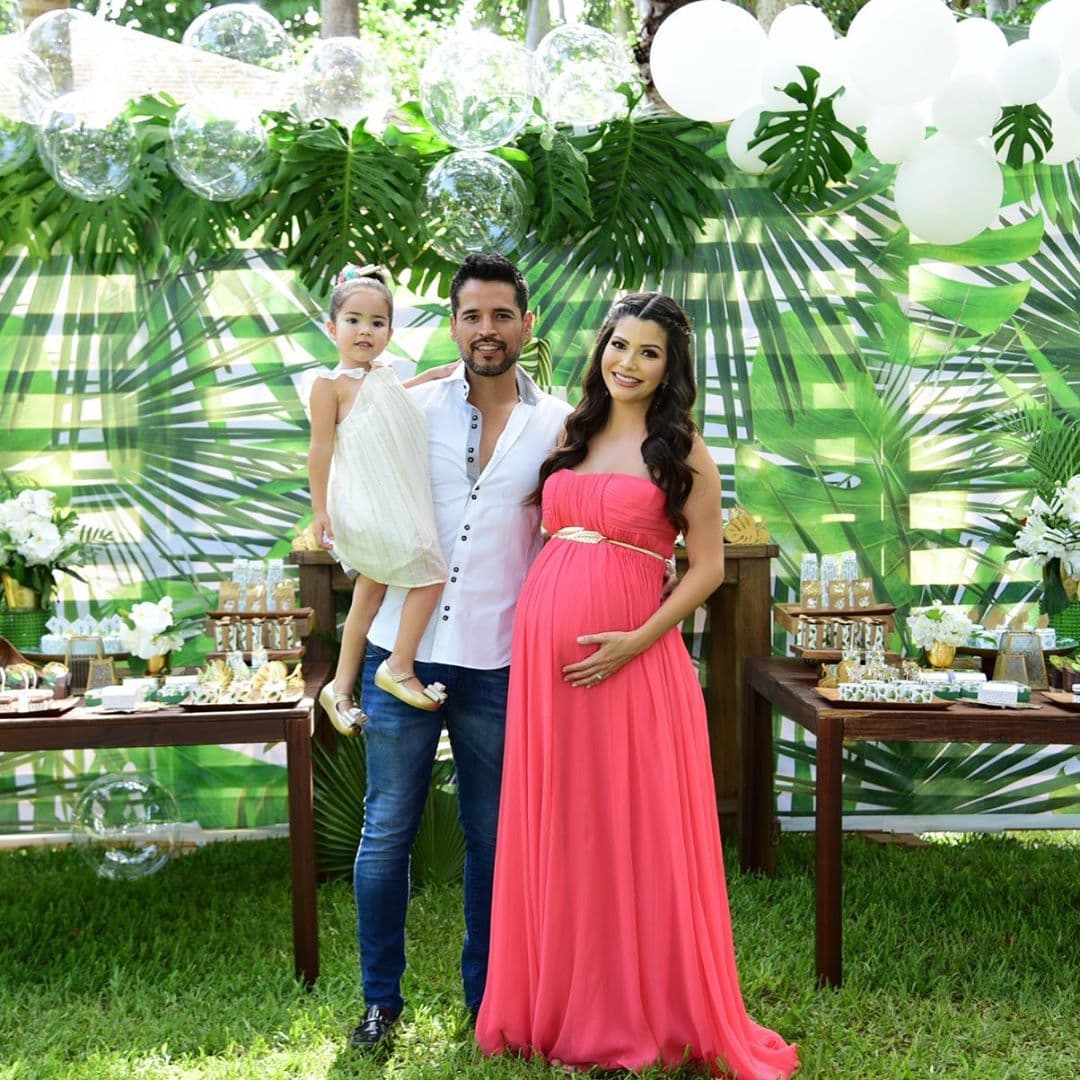 La exreina de Nuestra Belleza Latina se dio cuenta de un dato importante respecto a la llegada de su hijo menor: “Pausa, hace un año estaba celebrando el baby shower de Gael, al que por poco no llego, fue un sábado 7 de Julio y Gael nació un martes 10”.
<br>
