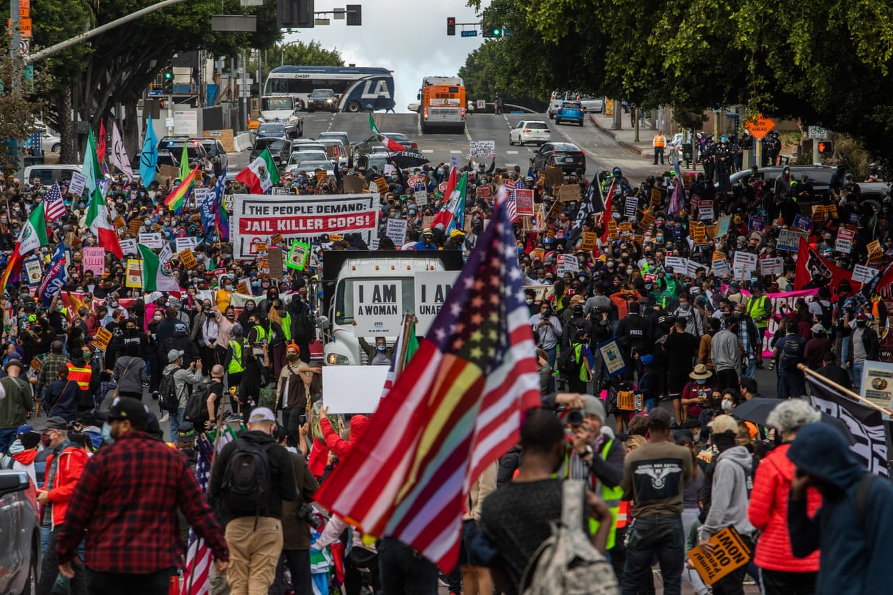 Piden celebrar con responsabilidad: Miles de personas se manifiestan en Los Ángeles por la victoria de Joe Biden