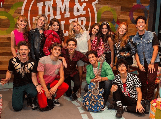 Su pasatiempo favorito es cantar.