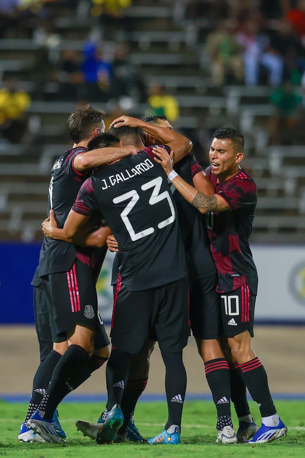 Luis Romo festejó con sus compañeros.