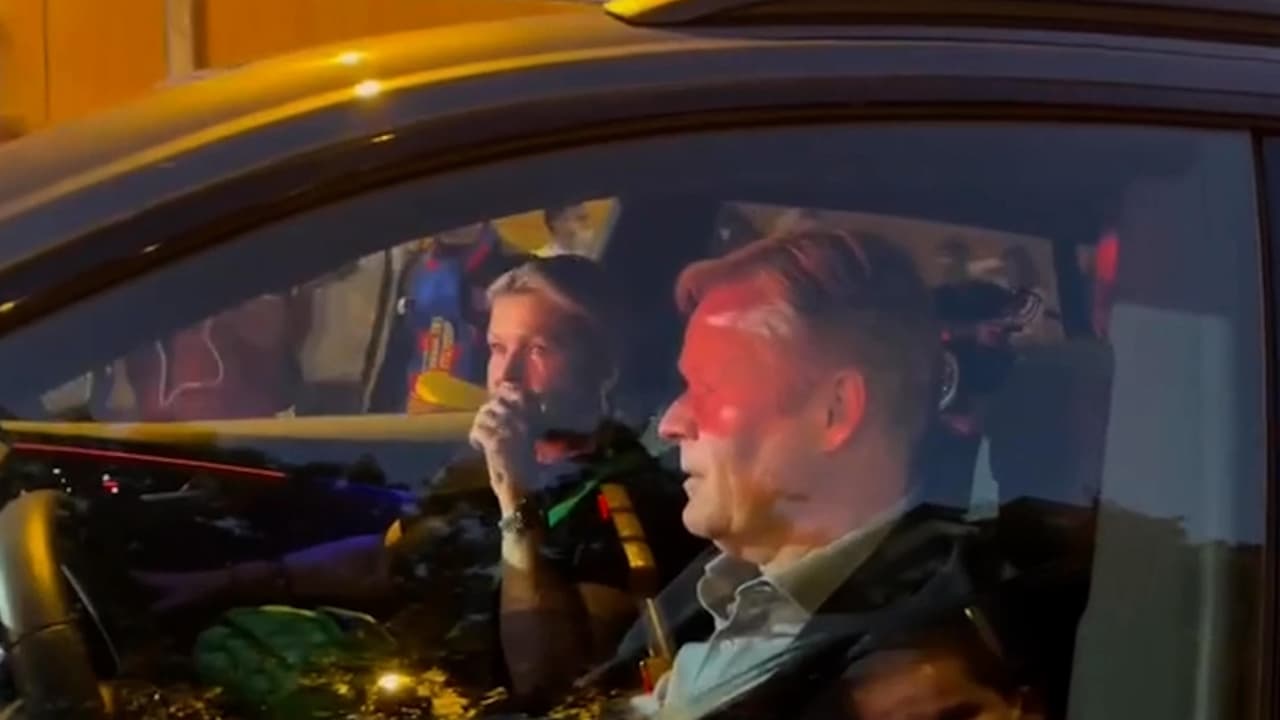 Aficionados increpan a Koeman: "A la calle, fuera"