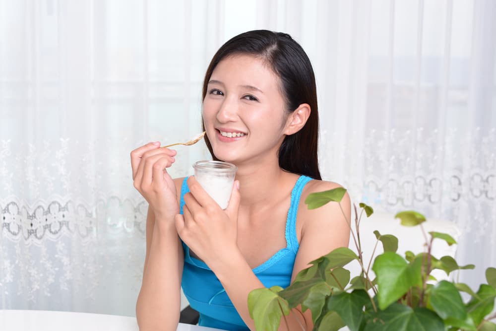 <b>Yogur. </b>También puedes preparar una mascarilla de yogur, acompañada de huevo y una cápsula de vitamina E. Mezcla los ingredientes, ponlos a enfriar y deja actuar la mezcla por aproximadamente 10 minutos.