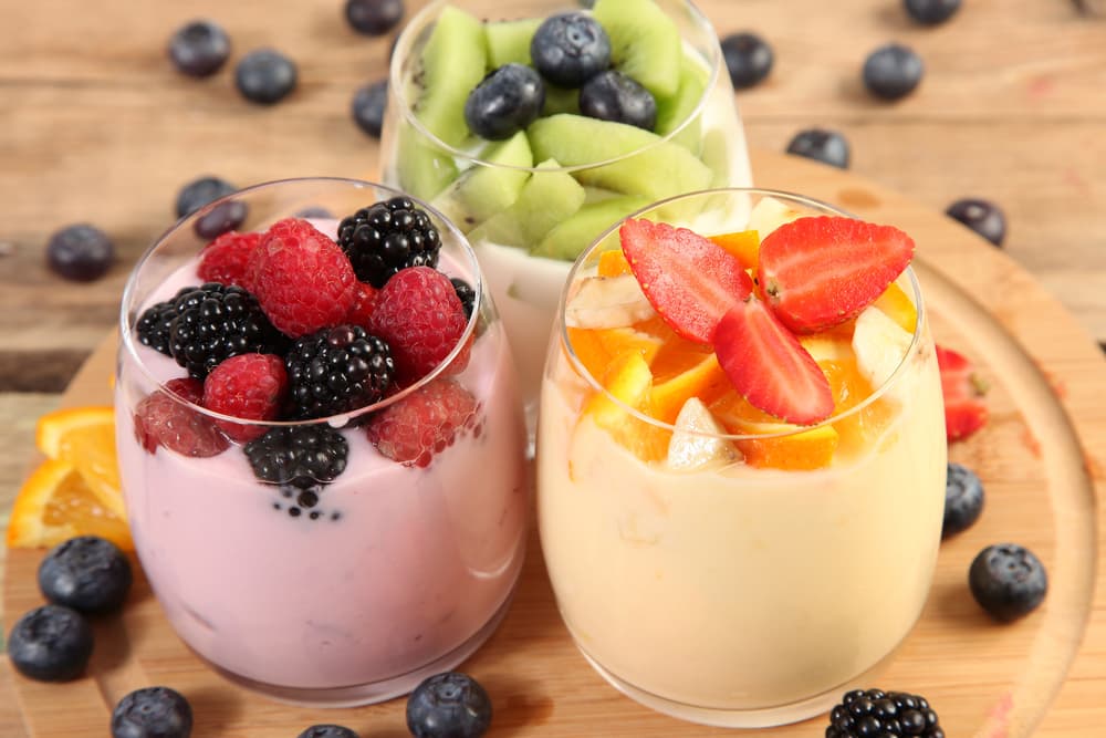 ¿Quieres mejorar tu digestión? Entonces estas en el buen camino pues el yogur contribuye de buena manera.