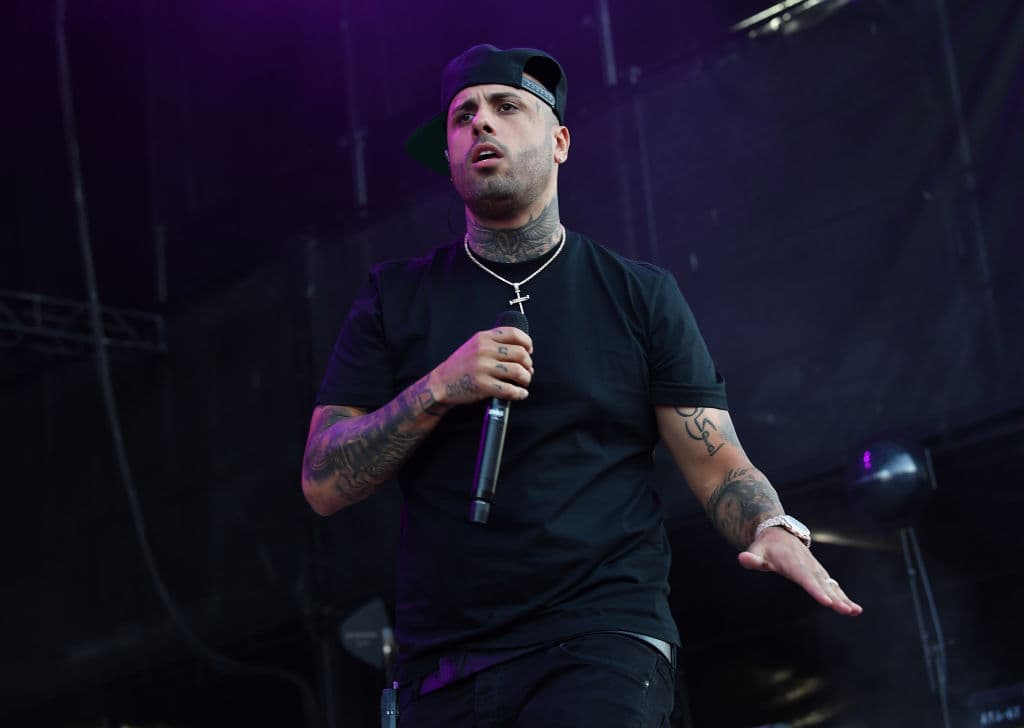 Relata la historia del famosos gato doméstico que persigue a un travieso ratón que se vuelve su peor enemigo.