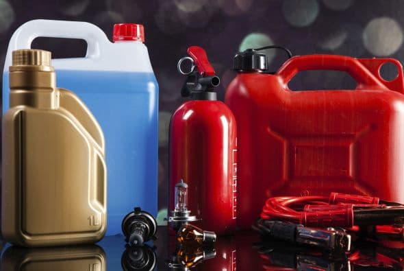 <b>2.</b> 
<b>Verifica el nivel de todos los fluidos de tu vehículo y rellena los que haga falta reponer</b>. Los fluidos primordiales en tu vehículo son: el aceite del motor, el aceite de la transmisión, el aceite de la dirección, el fluido de frenos y el líquido refrigerante. Rellena los que hagan falta y revisa y repara los botes que puedan existir.