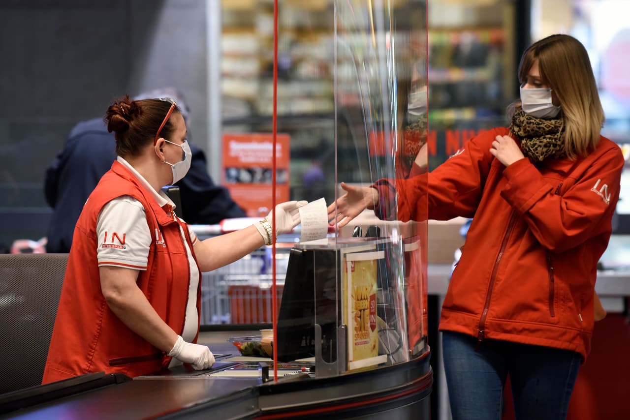 <b>Busca tarjetas de fidelidad en los supermercados. </b>La mayoría de los supermercados ofrecen tarjetas de fidelidad gratuitas con ofertas especiales y ahorros para los miembros. Y algunos supermercados también ofrecen programas para ahorros en gasolina.
<br>