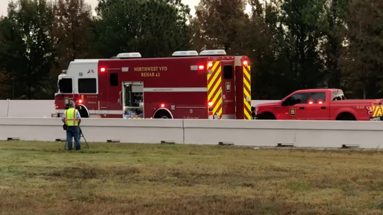 La plataforma de la unidad se 
<a href="https://www.univision.com/local/houston-kxln/hallan-el-cuerpo-de-una-mujer-dentro-de-un-automovil-en-llamas-al-norte-de-houston">incendió</a> después del impacto, dijeron las autoridades.