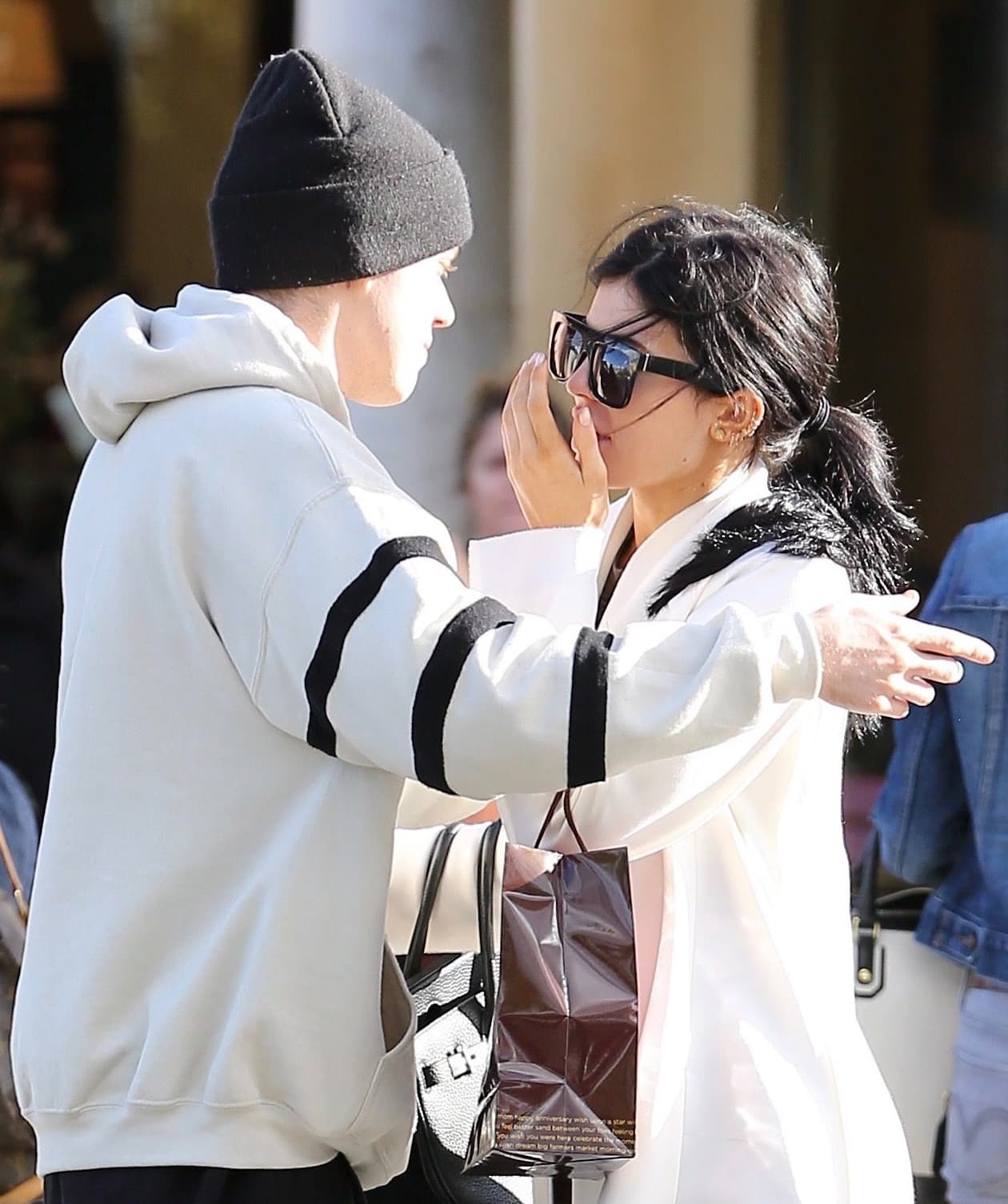 Su amiguito no dudó en darle un abrazo.